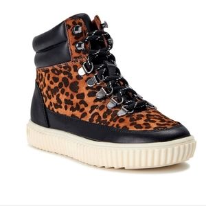 NWT girls hiker boot